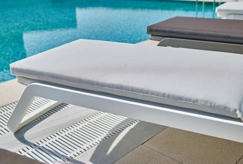 Vila-lounger by simplysofas.in